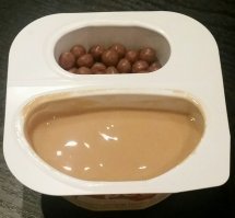 последняя фотка лишняя. уже писал об этом. все норм с пудингом. Модель Николь Шерзингер  держит его за маленький стаканчик, в котором шоколадные шарики. Чтоб этикетку было видно, ибо реклама для постера.  Однако, в той же рекламе, которая снималась для видео, потом взяла по-обычному.