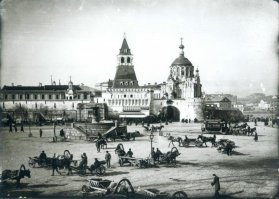 Разрушили коммуняки почти всю стену с башнями к сер 1930-х.  А то был бы более серъёзный исторический центр.  Варварские, Владимирские, Ильинские башни с воротами: