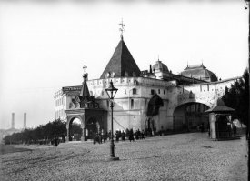 Разрушили коммуняки почти всю стену с башнями к сер 1930-х.  А то был бы более серъёзный исторический центр.  Варварские, Владимирские, Ильинские башни с воротами: