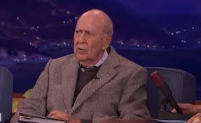 Классный актер, чем то похож на деда с 11 друзей Оушена. Карл Рейнер.