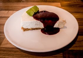 Я, конечно, не шеф, но кому нужен рецепт вот такого вот чизкейка, пишите в комментариях! С удовольствием расскажу.