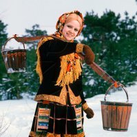 Причём тут доколупатся?? Ты немного не въезжаешь))

Кираса , как я понял это  латы, металлический панцирь на спину и грудь.
Т.е. нагрузка распределена более менее равномерно.
Для простоты понимания. Два ведра воды , по одному на каждую руку, нести гораздо легче чем одно ведро. 
Неся одно ведро тебя постоянно будет косоёбить в одну сторону, баланса не будет.

Так же и с сиськами(большими и тяжёлыми) , они тянут постоянно вперёд, напрягая очень сильно мышцы спины.