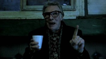 Огромный кабан обчистил школьную помойку в Гонконге