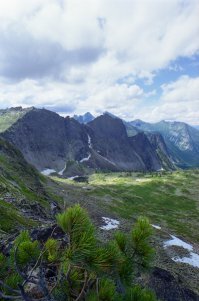Я думаю, что вода в озерах на Ергаках чистая лишь потому, что купаться в них практически невозможно, температура воды слишком не комфортная. Насчет мусора вы тоже слишком идеализируете. Хватает там мусора! И чем больше групп вы туда сводите, тем больше будет дерьма на Ергаках.