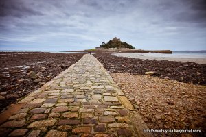 все бы ни чего, но только ВОТ Гора Святого Михаила (Корнуолл, Англия).знаменит тем, что попасть в него можно только во время отлива. а в тексте приведен Мон-Сен-Мишель только с другого ракурса