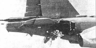 Вообще, СУ-25 чрезвычайно живучий самолет. Стингер, например, Грача свалить не мог. Вот такие Грачи прилетали. Цветные фотографии - это Грузия, черно-белые - Афганистан.