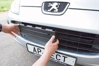 Делают и жалюзи автоматические, и даже на решётку радиатора зимняя защитная заглушка.