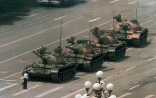 Во многом благодаря этой "бойне" Китай сейчас стал тем кто он есть - лидером во многих отраслях. Если бы китайское руководство тогда зассало и прогнулось под местных подпиндосников-навальнят, было бы там как во многих других странах, куда пришло торжество американской демократии: Ливия, вся Восточная Европа, 404-я, да и у нас в 90-е было не лучше.