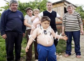 Мыть надо мальчика.