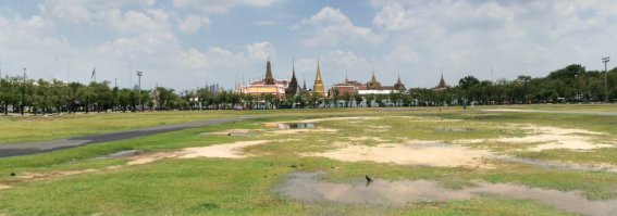 А вот если хотите походить босиком - вот парк сразу рядом с дворцом... ходи на здоровье!!!