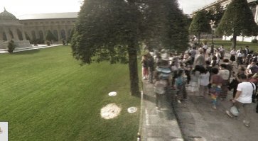 Да да.. конечно.. Большой Дворец Бангкок - можно зайти и сесть на траву..  Ограда по периметру и десятки полицейских как раз ждут таких..