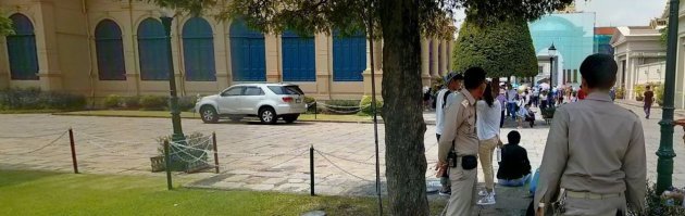 Да да.. конечно.. Большой Дворец Бангкок - можно зайти и сесть на траву..  Ограда по периметру и десятки полицейских как раз ждут таких..