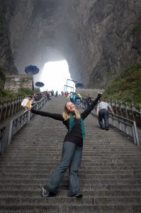 Ого! Я там была - место наз-ся Небесные врата в провинции Хунань 湖南 рядом с г. Чжанцзяцзе, 张家界, - которые летающие горы из фильма "Аватар". Там реально крутые, высокие и скользкие из-за постоянного тумана ступени. Кстати, там постоянно проводятся чемпионаты парапланеристов, которые влетают в дыру в горе. А так же наш летчик смог пролететь через нее.