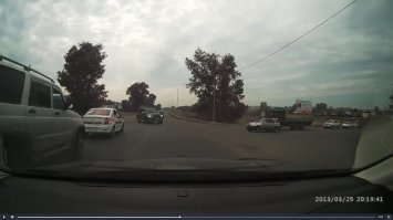 А к этому видео то как данный пункт относится? Автор вылетел на жёлтый, который не является разрешающим. А судя по завалу крузака, он тоже на скорости рулит и явно проскакивает перекрёсток с ходу на тот же жёлтый. Там крен градусов 5-7. Ну не сможет он так завалиться, как бы быстро со светофора не стартанул.