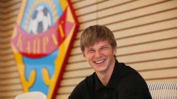 Юный российский футболист сморкается в пятитысячную: видео