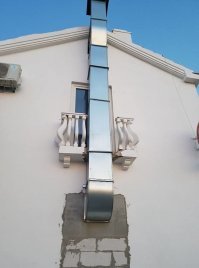 Здесь скорее всего не камин понадобился,а переоборудовали помещение под общепит. Вывод вентиляционной трубы выше конька кровли. По нормативу РФ кажется на 0.5 метра.