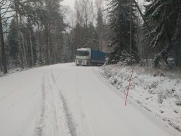 Финны действительно готовы помочь попавшему в беду.
Этой зимой меня чертов Навител завел на грунтовку. Грунтовки в Финляндии мало чем отличаются от обычных дорог, ям нет, но зато они обычно проходят через горки и имеют чертову кучу крутых поворотов. Только что был сильный снег, все дороги занесло, и, когда я понял, что въехал на грунт, было уже поздно. Развернуться там на фуре невозможно, остановишься - и все, с места уже не тронешься...
Решил ехать до упора, надеясь пройти на скорости. Вы когда-нибудь дрифт на фуре видели? Еще то зрелище, скажу вам.
Но чертовы горки с поворотами и автоматическая коробка все-таки меня подвели. На очередном подъеме коробка решила что ей пофиг на включенный мануальный режим, и начала переключаться на пониженные передачи. Скорость была безнадежно потеряна, машину кинуло в занос, и я встрял на повороте в гору, едва успев не засадить прицеп в канаву. Попытки выехать на цепях только приводили к сносу в кювет, а потом коробка решила, что с нее хватит и встала в аварийный режим.

Так вот, все проезжающие финны останавливались и пытались помочь. Несколько финнов приглашали меня ночевать к ним, кто-то впихнул мне продуктов, хоть я и отказывался. Пытались найти подходящий буксир, но увы, даже лесовозу было не под силу меня вытащить - я 40 тонн, он 50, силенок не хватало.
Надавали кучу телефонов эвакуаторов, но там зверские цены.
Потом все-таки нашли знакомого эвакуаторщика, который в свое свободное время согласился меня вытащить за 300 евро - по финским меркам это вообще ничто, себестоимость. И таки вытащил, хоть и порвал трос. И до стоянки дотащил, посоветовал, как отсюда ехать, чтоб опять на грунтовку не попасть.
Так что финны молодцы, я им благодарен.