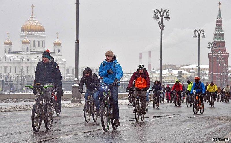 11 февраля в Москве прошел третий зимний велопарад, собравший больше двух тысяч участников. Они проехали 14 км по центральным набережным от Лужников до Кремля и обратно. Среди участников были не только жители Москвы и регионов, но и представители более 20 стран.