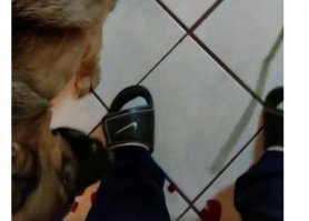 вернулся он, сцуко, домой... в домашних тапочках