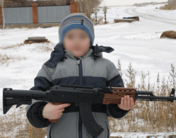 Не берусь судить о необходимости подобных постов. Память о погибших штука, конечно, нужная, но с другой стороны - родственникам словно рану солью посыпали... Может, я и не прав, но...
И потом - как-то не стыкуется заголовок вот с этими снимками