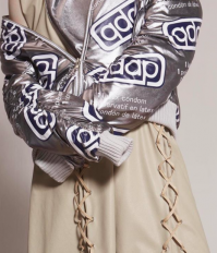 Одевается как гандон