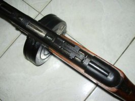 если про такой? то тоже знаю. просто редковата игрушка и в руках не держал. да вообще их там вариантов тех ППШ хватало. от завода к заводу + постоянные доработки. ранний-поздний и так далее, отличий штук с 10-15 можно найти, мелкие конечно. бывает увидеть разницу можно только если сложить их рядом.