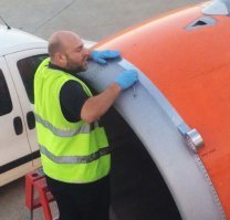 Пассажиры сняли разрушение двигателя самолета в воздухе