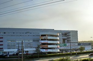 До сих пор стоит, часто мимо проезжаю