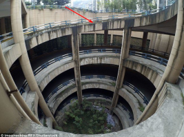 Всё хорошо , но почему не сделать водосточный желоб , что бы не было этой срамоты ((