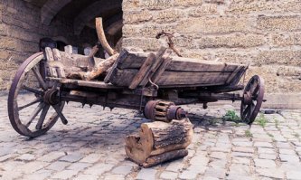 Бред больного человека.
Судя по оснащению машинок, армагеддон произошел в результате масштабного конфликтища. Соответственно, подразумеваем 3 мировую войну. Как говаривал один умный человек- .... 4 мировая будет вестись палками и камнями (с). Таким образом, мы приходим к пониманию, КАК будет выглядеть транспорт после армагеддона.