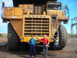 Это, самая большая машинка, возле которой я фотался... почти 12 лет назад...