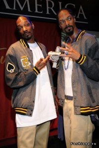 В этой восковой фигуре невозможно узнать знаменитость, которую она изображает