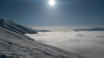 ндааа. С одной стороны 120 км. трасс, за всеми деревьями не уследишь, с другой стороны- возле подъемников хотя-бы, где скопления людей - можно и нужно. Пара фоток с южного склона этого года: