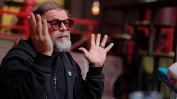 "Сценарий   ложь от начала до конца. Мы жили по-другому. ... Сценарий писал человек с другой планеты. ... Мне кажется, в те времена сценарист бы работал в КГБ. Мне кажется, я прав, потому что я в то время жил",   сказал Гребенщиков.

По словам музыканта, его песен в этой картине зрители не услышат. Он ознакомился со сценарием и остался недоволен.

"Я знаком с продюсером этой картины Ильей Стюартом, он милейший человек, и он заверил меня, что ни упоминаний моего имени, ни песен "Аквариума" в этой картине не будет. Дело в том, что я лично знал людей, о которых снял фильм Серебренников. Ничего общего с героями его картины они не имеют",   рассказал Гребенщиков.