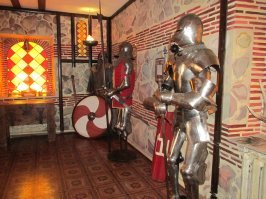 Там лучший музей - это музей истории рыцарства. Он частный. Владелец, бизнесмен, бывший реконструктор. Создал замечательную экспозицию. Много новодела, но процентов 30 вещи старинные и очень ценные.
