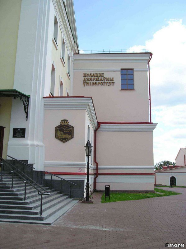 раз в сутки (около 21 часа) из Москвы в Полоцк уходит фирменный поезд "Двина" . Когда он вечером отправляется обратно на Москву играет марш "Прощание славянки"