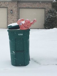 .
[ВСТУПЛЕНЬЕ]

***

Я ехал по чащёбе ночью
И ухонье лесной совы
Вздувало пламя детских страхов,
Струился пот с моей главы.
.

[ПРОДОЛЖЕНЬЕ]

**

Пикап  NISSAN , скрипит на кочках, не проглядеть бы поворот.
(Я расчищал себе участок, там будет скоро огород,
В мыслЯх про урожай кортошки я провозился до ночИ...)
Вдруг кто-то вышел на дорогу, похоже местные  бичи 

*

Ан-нет, бл@дь в свете галогенов, я разглядел их - С@КА Н@Х!
У одного в руках был молот, другой с серпом и весь в бинтах
А третий был в плаще, бледнючий! На встречу свету рот раскрыл
Ну прям с вампирскими клыками, видно под Дракулу косил! :-)

.

[FIGHT]

**

И не успел я оглянуться, как в дребезги моё окно
В миг разлетелось и я понял, что не сбежать уж всё-равно
Меня подняли чьи-то лапы, пытались шею мне сломить
Я вывернул ручищу гаду, пришлось в итоге отходить

***

Ведь протестующе завыли, уроды. Стали наступать.
Достал я из пикапа  Дружбу  - п@здец Вам, в рот Вас всех е@ать!
И словно пластиковы куклы, крошились под моей пилой
Они. В глазах непониманье. Летят их бОшки с плеч долой!

.

[ЭПИЛОГ]

**

Ну всё! Протёр пилу родную, переодел комбез сухой
И отряхнув с седенья стёкла я покатил, к себе домой
Был пьян я от кровавой битвы, спустил в канаву их куски   
А впрочем, победила  Дружба , спасла от мраморной доски!

.