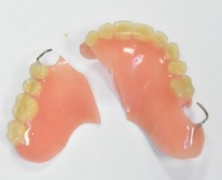 Согласен с Вами. Мне показалось, что на поломанный зубной протез похоже. :)