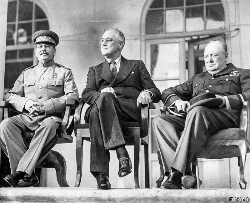 Известнейшая фотография, её видели миллионы людей.
А кто-нибудь может объяснить, почему у Сталина, Рузвельта и Черчилля РАЗНЫЕ КРЕСЛА ???