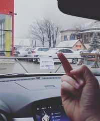 Мне как-то тоже приходилось примерно так делать, но я "штуку" отодвигал. Самое интересное, что стоящий рядом охранник ни слова не сказал. А все потому что знает, что эти "штуки" действую только на лохов.