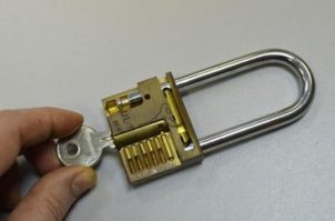 Типа такого. На торце (здесь не видно) он узрел накладную крышку, зашлифованную с корпусом заподлицо, под которой спрятаны подпружиненные пины секрета. Пины вынул, замок открыл 
Это сейчас мой пытливый ум такой ботвой не удивить, а 15 лет назад, это было сродни магии.