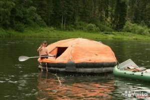 Фотохудожники путешествуют по Европе на лодках-студиях