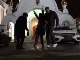 Англосаксонская мразота
*только на этом сатанинском острове не католические церкви, а протестантские
*надо было эту мразоту пригласить, эта лошадь сатанинская любит такие мероприятия.