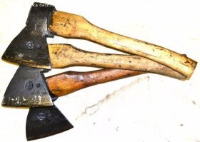 Дед такие штуки вытворял обычным, не тактическим, топором. От баньки до ручки этого же топора.
А то и кашу сварит)))