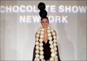 Бусы из белого шоколада на шоу в Нью-йорке. Практично: проголодался - сьел бусинку.