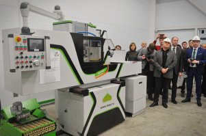 12.12.2017

Производство шлифовальных станков открыто в Липецке

АО  СТП-Липецкое станкостроительное предприятие  запустило новый завод по производству шлифовальных станков. На площади 4 500 квадратных метров разместили новейшее высокопроизводительное оборудование.Здесь планируется производить 320 станков в год. Для этого создано 90 новых рабочих мест.