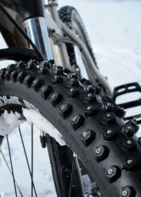 Шипованные швальбы около 20 евро за покрышку. Нафига самодеятельностью заниматься?