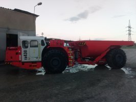 На Гайском ГОКе не далеко таскать, в основном 75 тонники гоняют, но есть пара 130к. А мы под землёй на таких гоняем.