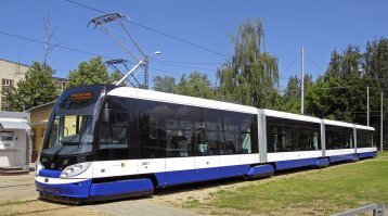 А в Риге (тоже далеко не миллионник) трамваи чуть поновее :)