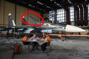 Кто объяснит, что это за штука и почему она то торчит, то прижимается?